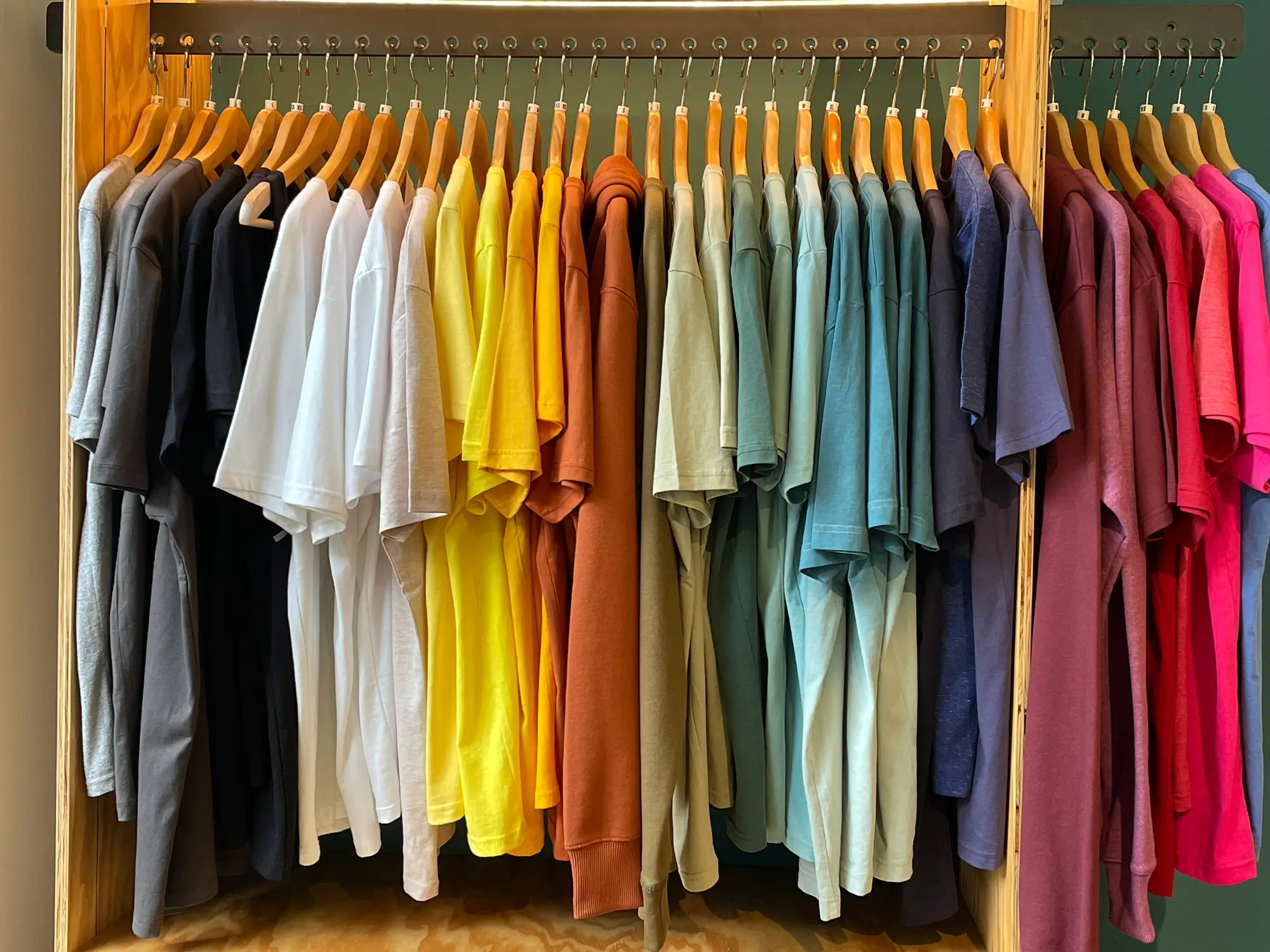 bambiboom Faire Mode Laden, viele bunte T-Shirts an der Kleiderstange