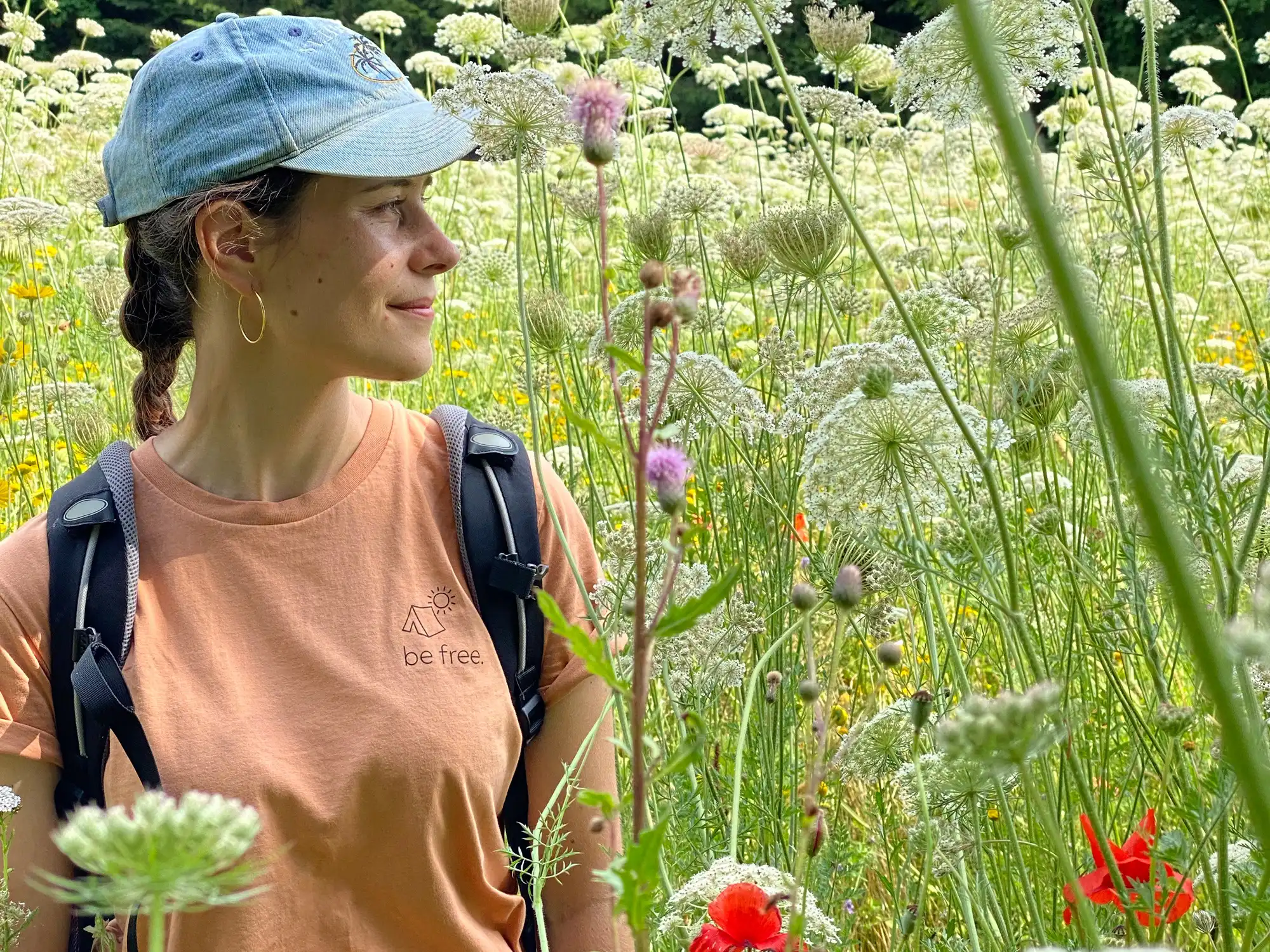 bambiboom Faire Mode, Model mit bedrucktem T-Shirt in sommerlicher Blumenwiese