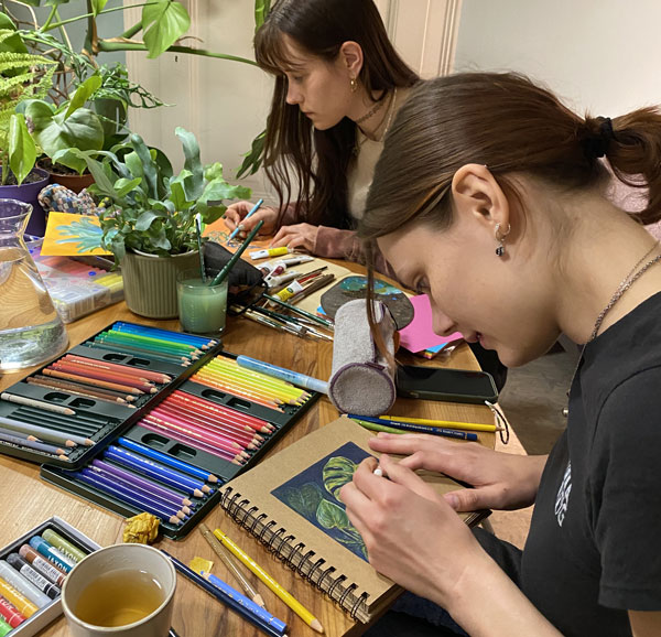 Zwei Teinlnehmende beim Kunstkurs im Atelier bambiboom.